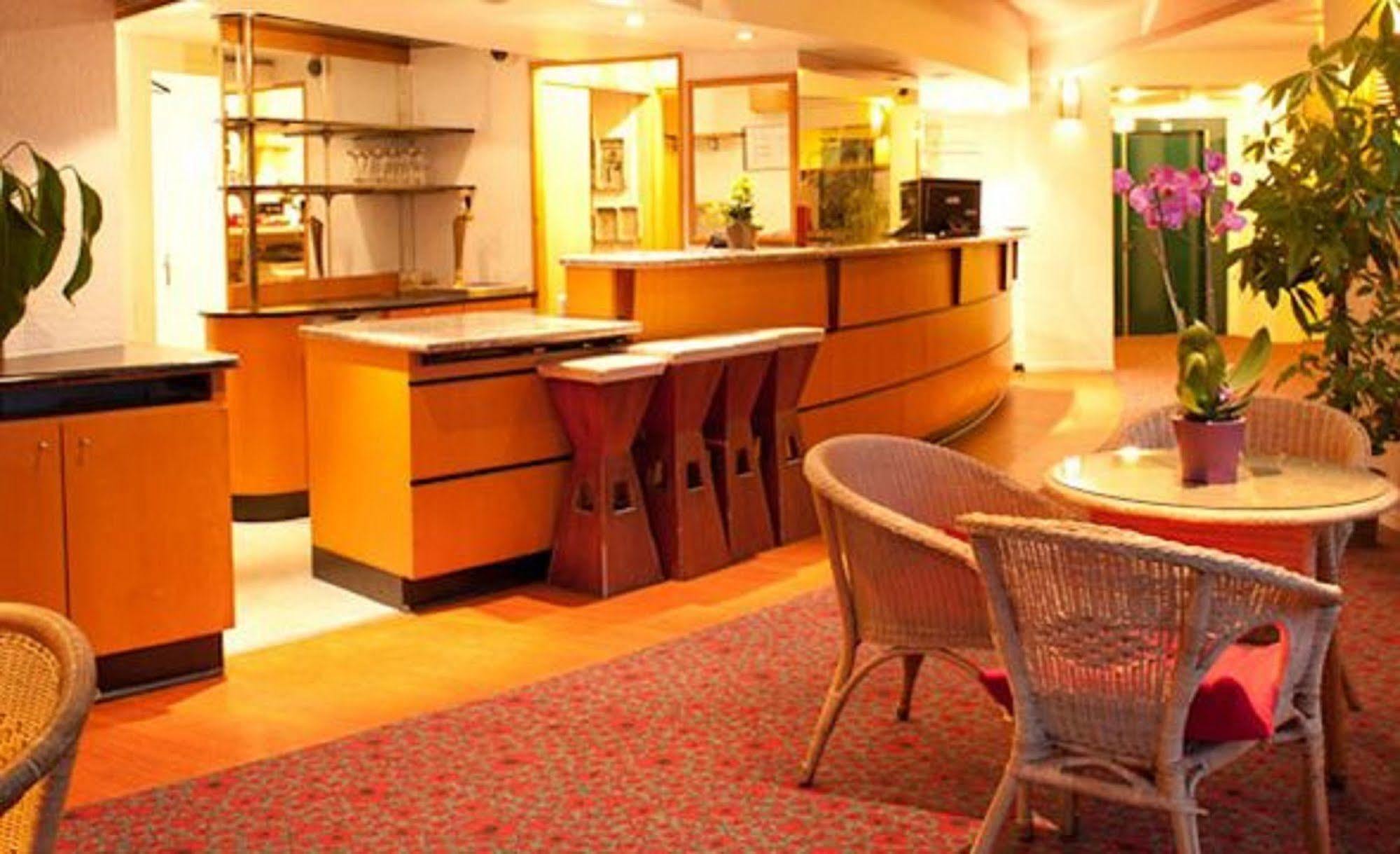 Egg Hotel Gonesse Гонес Экстерьер фото