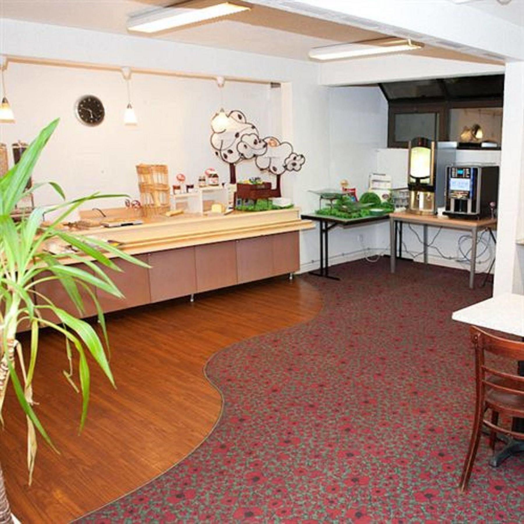 Egg Hotel Gonesse Гонес Экстерьер фото