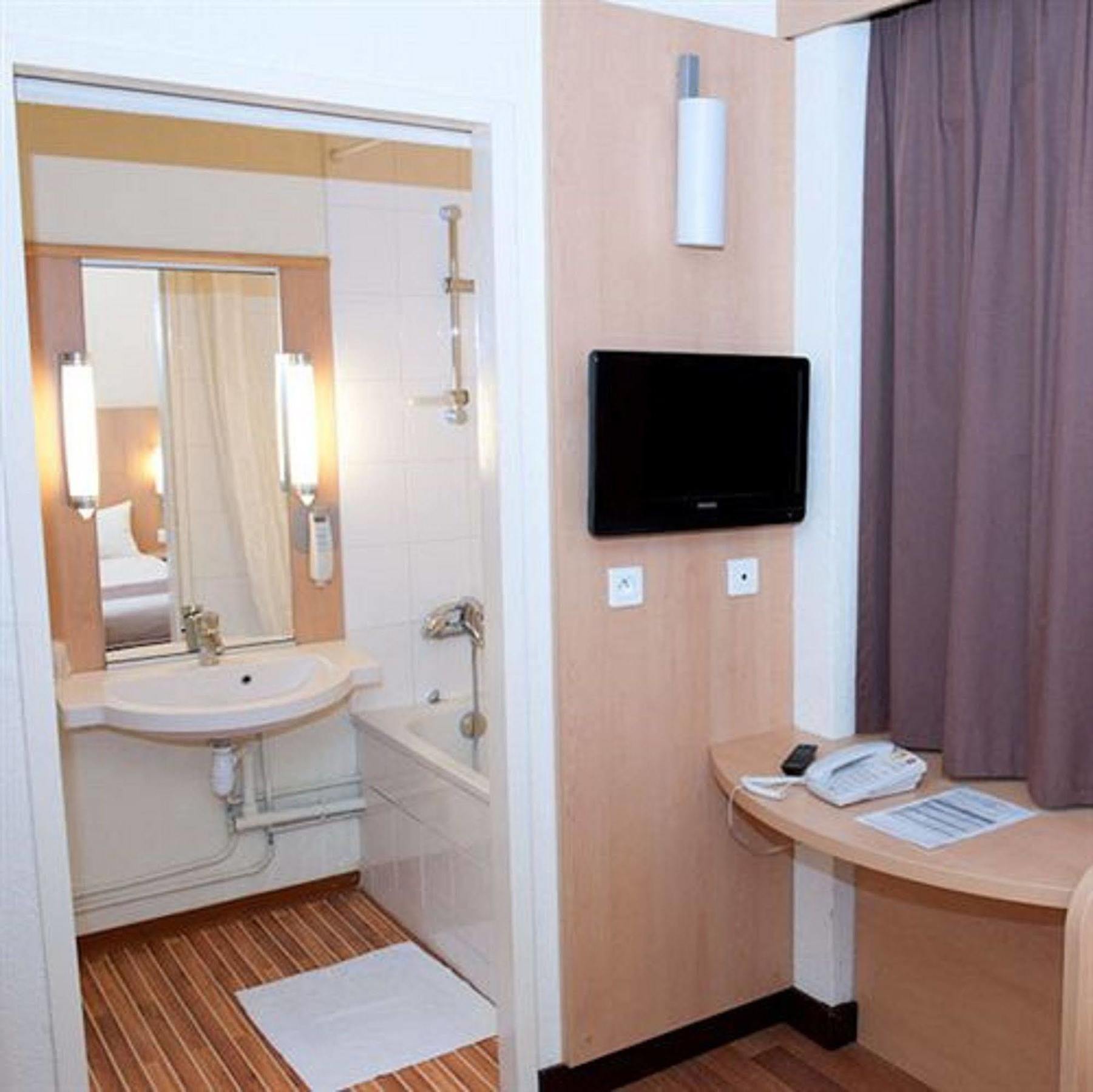 Egg Hotel Gonesse Гонес Экстерьер фото